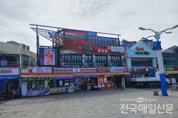 인천 중구 기관단체장이 운영하는 식당이 ‘무단증축’으로 건축법을 위반, 지난해 말 이행강제금을 납부한 것으로 확인됐다. 사진은 식당 전경.