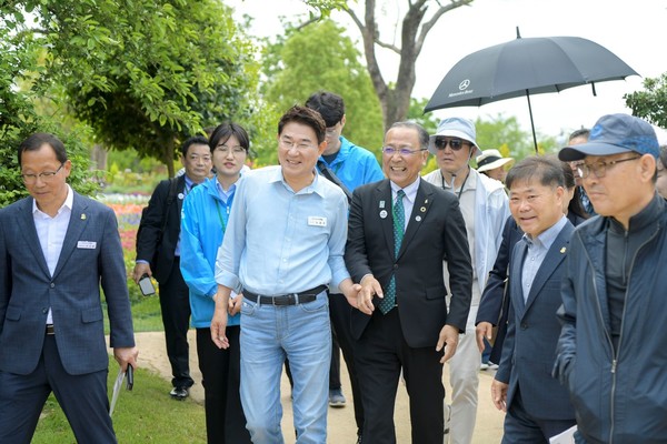 노관규 순천시장(왼쪽)이 일본 이즈미시 시이노키 신이치 시장을 정원박람회로 초대, 국가의 날 행사를 개최했다. [순천시 제공]