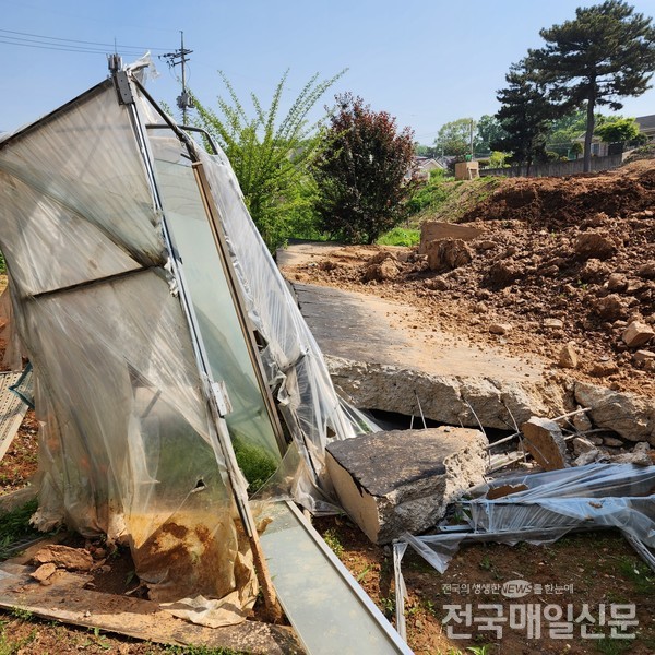 인천 중구 운남동에서 지난 10일 건축허가지 옹벽이 붕괴되면서 인근 3층 주택 뒷마당 비닐하우스가 상당 부분 무너지고 나무들이 부러지는 사고가 발생했다.