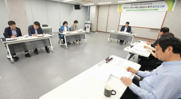 서울 은평구의회 의원연구단체인 ‘1인가구 고돆사 예방을 위한 연구회’는 최근  연구용역 중간보고회를 가졌다.[은평구의회 제공]