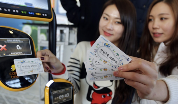 2013년 12월 24일 부산서 첫 개통된 '전국호환교통카드'. [연합뉴스]  