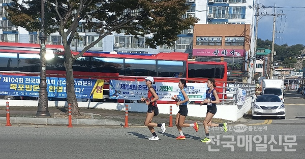 15일 제104회 전국체육대회 풀코스(42.195km) 마라톤 경기에 참가한 선수들이 질주하고 있다.