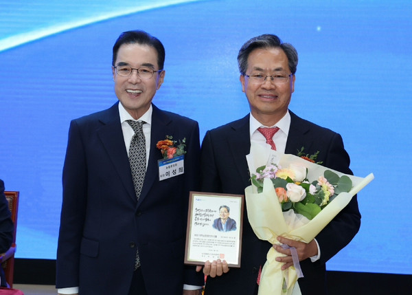 오도창 경북 영양군수가 15일 '2023지역농업발전 선도인상'을 수상했다. [영양군 제공]