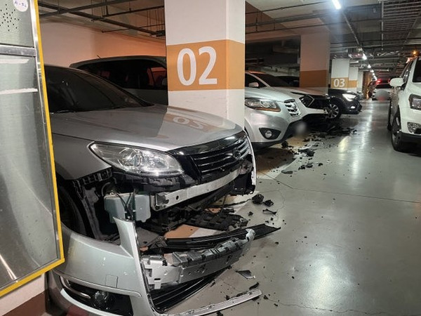 29일 대구 북구 한 아파트 지하주차장에 차들이 파손된 채 주차돼있다. [연합뉴스]