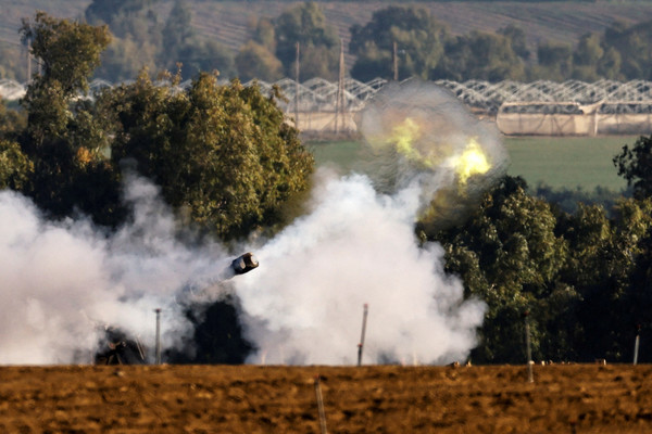 이스라엘과 팔레스타인 무장 정파 하마스 간 전쟁이 이어지는 가운데 6일(현지시간) 가자지구 국경 근처에서 이스라엘 포병 부대가 발포하고 있다. [로이터=연합뉴스]