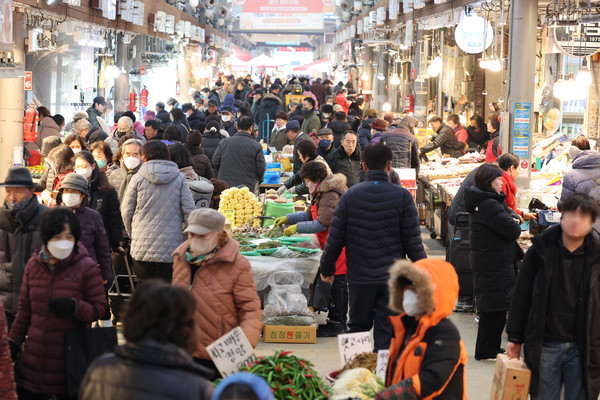 서울 청량리 청과물 도매시장을 찾은 시민들이 장을 보고 있다. [연합뉴스 자료사진]