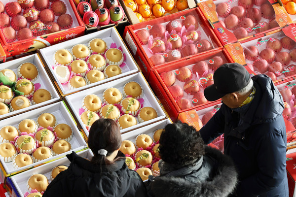 설날을 열흘 앞둔 지난 1월 31일 광주 서구 매월동 서부농수산물시장에서 시민들이 과일을 살펴보고 있다. [연합뉴스]