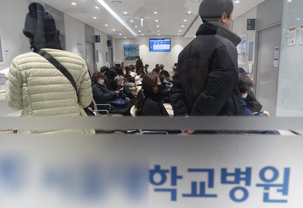 전공의 집단행동이 이어지고 있는 27일 서울의 한 대학병원에서 환자들이 진료를 기다리고 있다. [연합뉴스]
