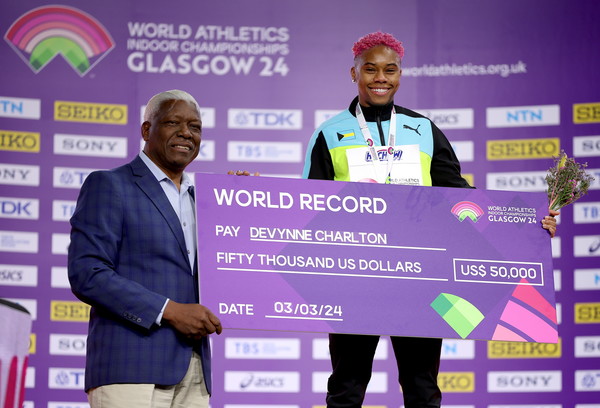 찰턴(오른쪽)이 3일(현지시간) 영국 영국 스코틀랜드의 글래스고 에미리츠 아레나에서 열린 2024 세계실내육상선수권 여자 60ｍ 허들에서 세계 신기록을 세운 뒤 기념 촬영하고 있다. [글래스고 AP=연합뉴스]