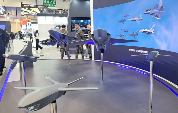 지난 6일 부산 벡스코에서 열린 '2024 드론쇼 코리아'에서 한국형 초음속 전투기 KF-21을 비롯해 유무인 편대 비행기 모형이 전시되고 있다. [연합뉴스]
