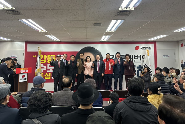 전주혜 후보가 개소식에 참석한 외빈들과 기념촬영을 하고 있다. [전주혜 후보캠프 제공]