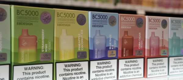 유럽 각국에서 '일회용 전자담배' 판매를 법으로 금지하려는 움직임이 확산하고 있다. 사진은 기사와 무관. [AP=연합뉴스 자료사진]