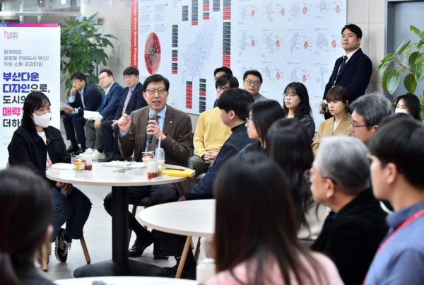박형준 부산시장이 지난 25일 부산디자인진흥원 직원들과 소통공감 타임을 갖고, 부산 다운 디자인으로 부산의 매력을 더해달라"고 당부했다.[부산시 제공]