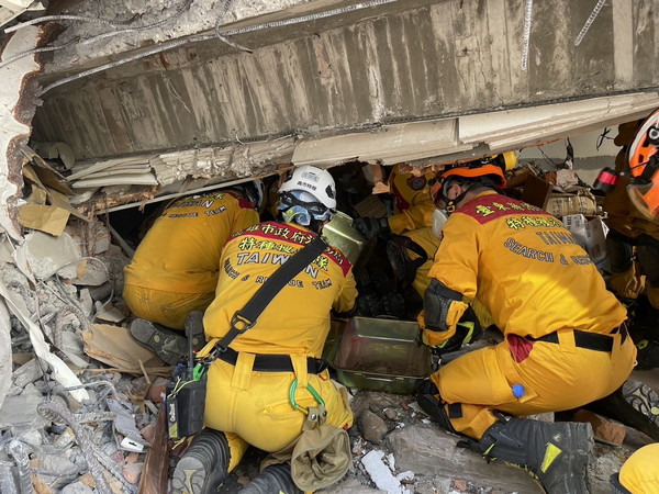 3일 규모 7.4의 강진이 발생한 대만 동부 화롄 지역에서 구조대원들이 무너진 건물에서 생존자 수색 작업을 벌이고 있다. [타이베이 EPA=연합뉴스]