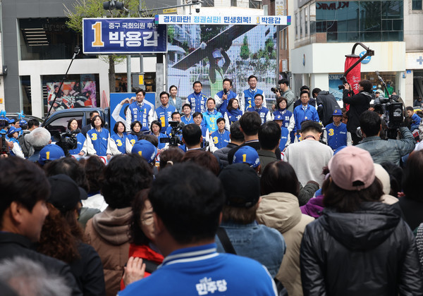더불어민주당 이재명 대표가 5일 대전 으능정이문화거리에서 이 지역 후보들과 함께 선거유세를 하고 있다. [연합뉴스]