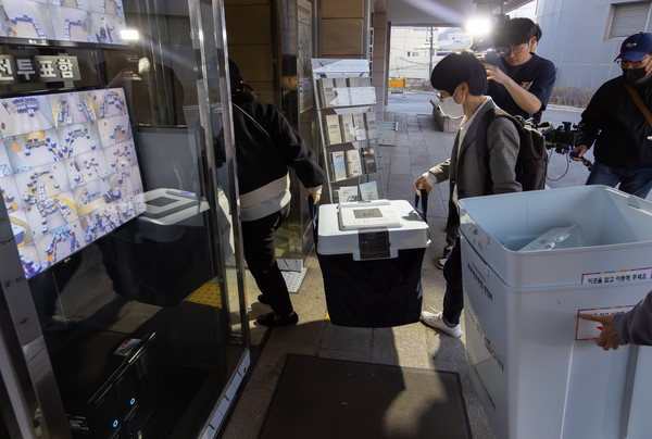 제22대 국회의원선거 사전투표 마지막 날인 6일 서울 종로구선관위로 투표함이 옮겨지고 있다. [연합뉴스]