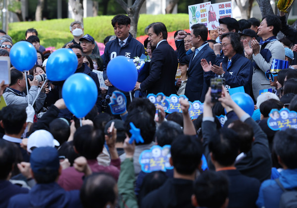 조국혁신당 조국 대표가 9일 부산 연제구 부산시청 앞에서 지지를 호소하고 있다. [연합뉴스]