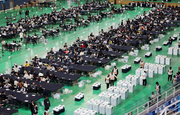 제22대 국회의원 선거일인 10일 인천 남동체육관에서 차분한 분위기 속 개표 준비가 이뤄지고 있다. [연합뉴스]