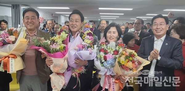 재선에 당선된 김선교 당선인과 기쁨을 함께하는 축하객.