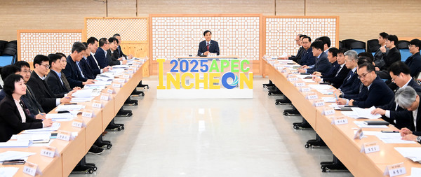 지난 2일 시청 대회의실에서 열린 황효진 글로벌도시정무부시장 주재 ‘2025 APEC 정상회의 인천 유치 지원 TF 회의. [인천시 제공]
