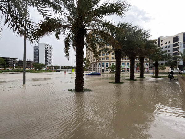 16일(현지시간) 내린 폭우로 물에 잠긴 두바이 거리 모습. [두바이 로이터=연합뉴스]