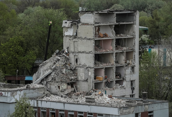 17일(현지시간) 우크라이나 북부 도시 체르니히우를 겨냥한 러시아의 공습으로 17명이 숨지고 60여명이 다쳤으며ㅓ 건물 10여채가 파괴됐다. 사진은 공습으로 파괴된 건물 모습. [체르니히우 로이터=연합뉴스]