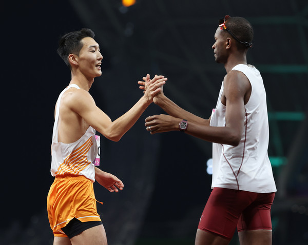 중국 항저우 올림픽 스포츠센터에서 열린 2022 항저우 아시안게임 남자 높이뛰기 결선에서 우상혁(왼쪽)과 바르심.