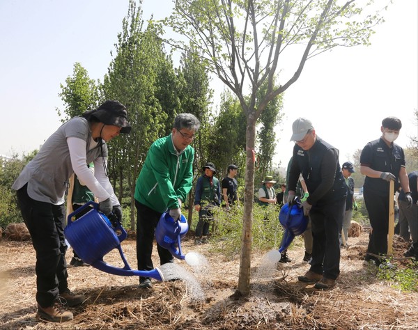 산림청은 서울 양천구 온수도시자연공원에서 대한상공회의소, 신기업가정신협의회, 생명의숲 등과 함께 도시숲 조성을 위한 나무심기 행사를 개최했다. [산림청 제공] 