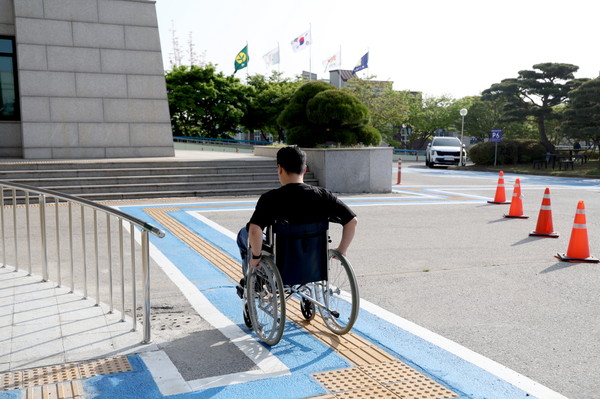 태안군청 민원봉사과 앞 휠체어 이동 가이드라인 모습. [태안군 제공]