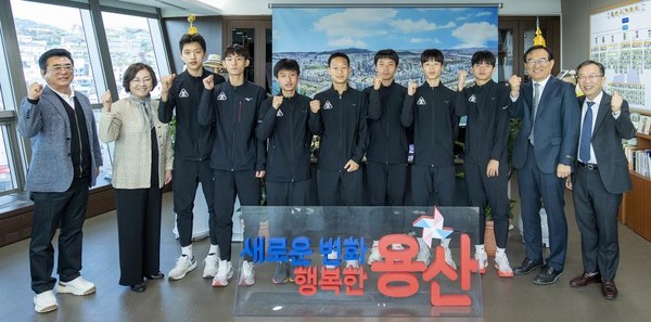 지난 22일 배문고 육상부 선수들이 박희영 용산구청장(왼쪽에서 두 번째) 집무실을 방문해 면담했다. [용산구 제공]