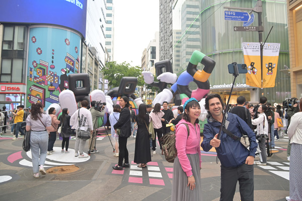 서울 중구는 26일~내달 6일 명동 일대에서 ‘서울페스타 2024 명동 페스티벌’을 개최한다. 사진은 지난해 명동 페스티벌 모습 [중구 제공]