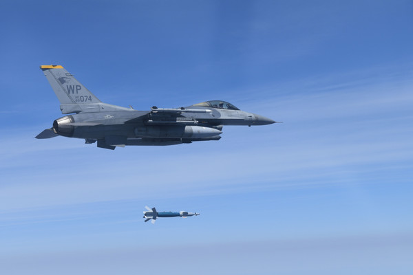 지난 19일 필승사격장에서 열린 한미 공군 연합 실사격 훈련에서 미국 공군 F-16이 지상 표적을 향해 GBU-12 공대지미사일을 발사하고 있다. [공군 제공]