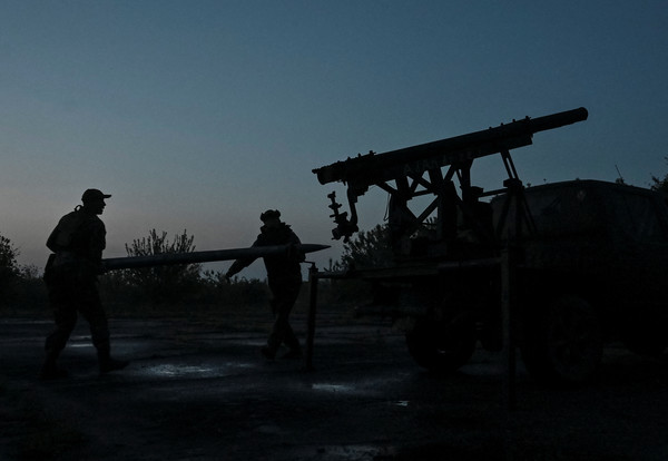 자포리자 전선에서 다연장 로켓을 장전하는 '초원의 늑대들' 부대원들. [로이터=연합뉴스 자료사진]