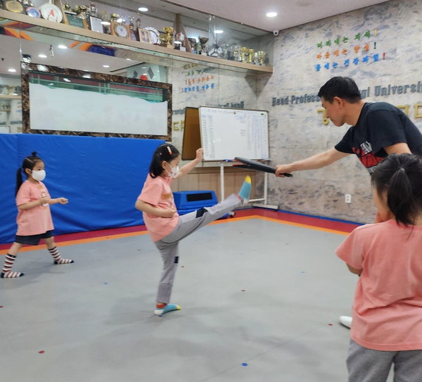 핫둘핫둘서울 유아 스포츠단을 통해 태권도를 배우고 있는 유아들. [영등포구 제공]
