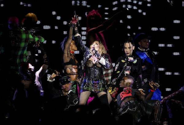 브라질 리우데자네이루서 공연하는 '팝의 여왕' 마돈나. [로이터=연합뉴스]