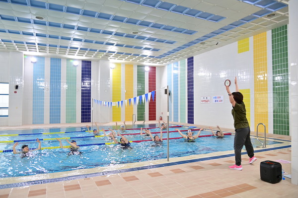 청송군은 지난달부터 종합문화복지타운 실내수영장에 ‘아쿠아로빅’ 프로그램을 신설해 군민들에게 호응을 얻고 있다. [청송군 제공]